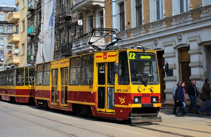 Łódź: Dwukierunkowy skład 805Na na linii