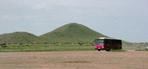 Mongolia. Gruntową drogą wśród baranów