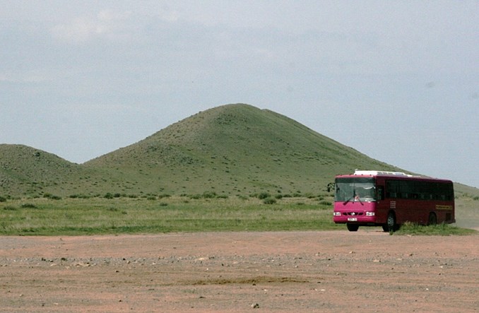 Mongolia. Gruntową drogą wśród baranów