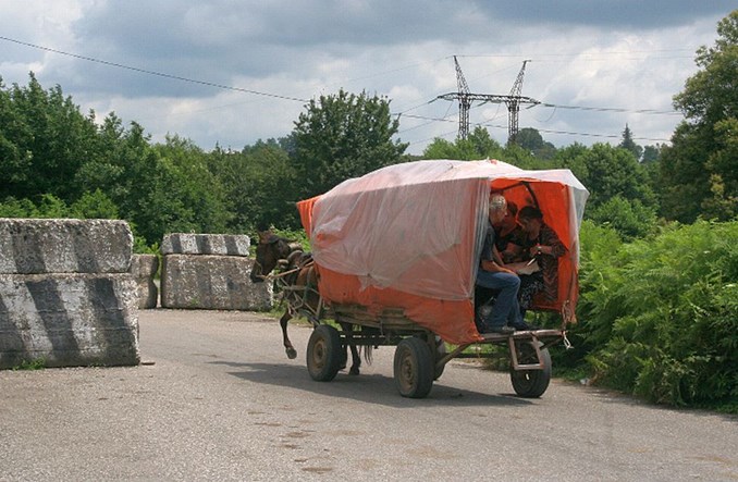 Bryczką przez zasieki nieistniejącego kraju