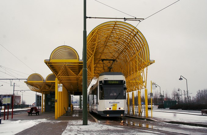 Dalekobieżny tramwaj z widokiem na morze