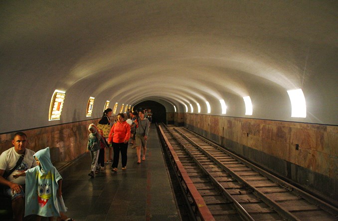 Wąskotorowym metrem wgłąb pieczary