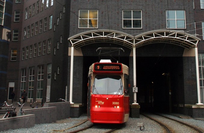 Tramwaj obok budynku? Może nawet w środku!