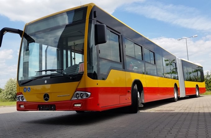 Warszawa. Starcie Mercedesa i MANa