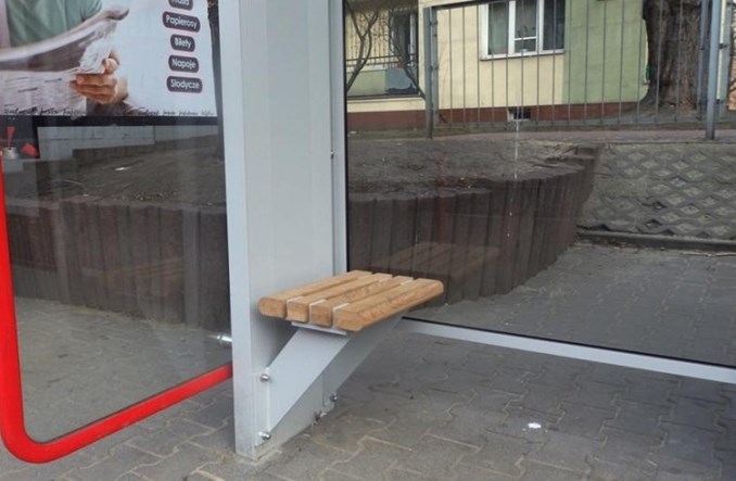 Warszawa. Dodatkowe ławeczki w wiatach. „Ławeczki”, nie „ławki”