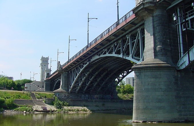 Warszawa. Rowerzyści pod Mostem Poniatowskiego? Kiepski pomysł