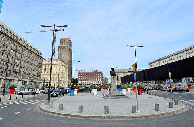 Warszawa. Co zrobić z donicami na pl. Powstańców Warszawy?