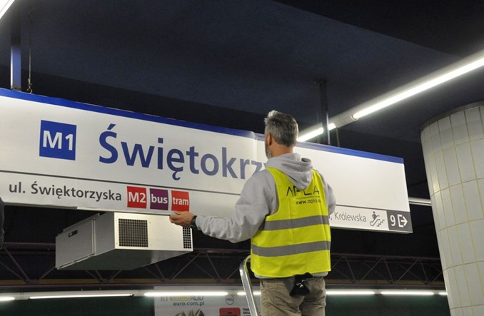 Utrzymuje się bałagan w metrze z informacją. Kiedy wymiana oznaczeń?
