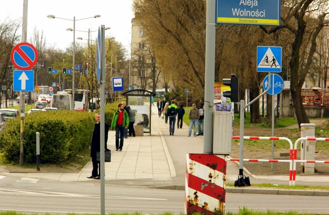 Śmieszka rowerowa kosztem chodnika w centrum Częstochowy