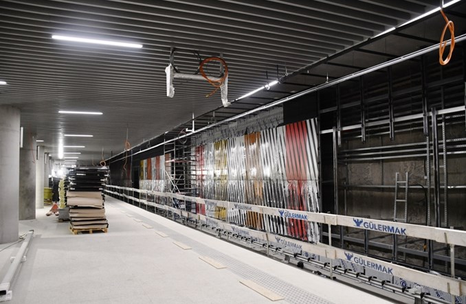 Metro na Bródno: Lastryko, żyletki i barwne grafiki Młodożeńca