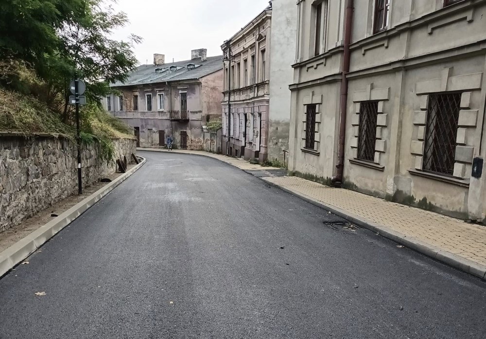 Lublin. Strabag ułożył pierwszą warstwę asfaltu na ul. Podwale
