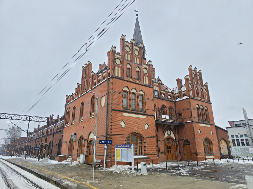 Miliony na rewitalizację neogotyckiego dworca w Nowych Skalmierzycach