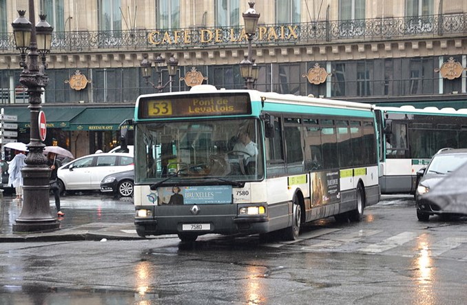 Paryż chce zalegalizować wysiadanie z autobusu poza przystankiem