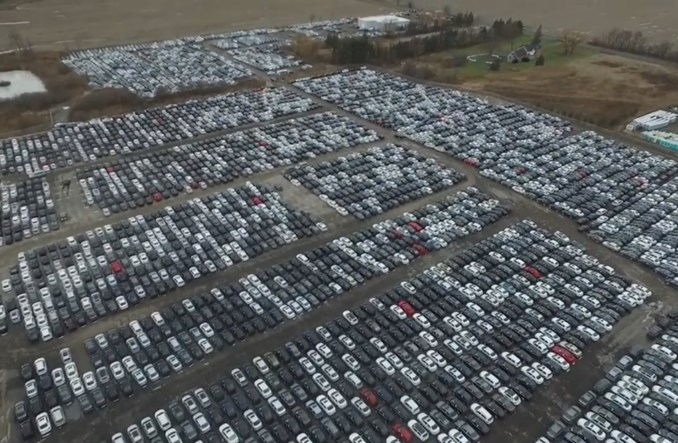USA. Volkswagen sprawdza ile miejsca zajmuje 300 tys. aut