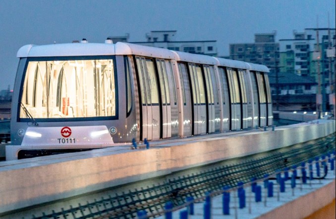 Chiny. Monorail od Bombardiera ruszył w Szanghaju Chiny. Monorail od Bombardiera ruszył w Szanghaju
