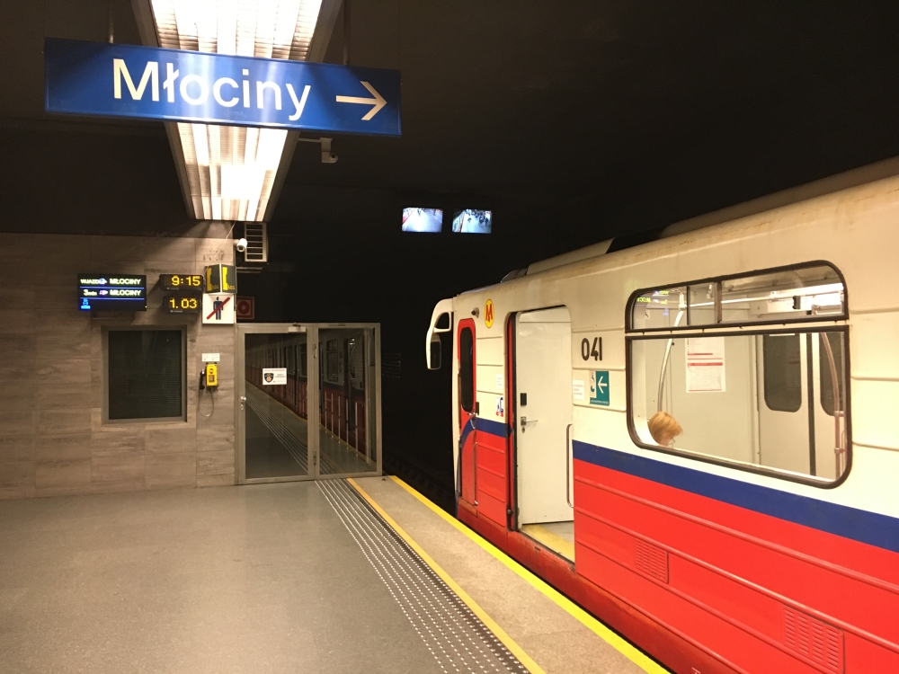 Warszawa. Nocny pożar w metrze zatrzymał M1