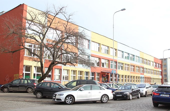 Polskie dzieci (wciąż) jeżdżą do szkoły samochodami