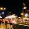 Gdańsk. Świąteczny tramwaj z orangutanicą na pokładzie Gdańsk. Świąteczny tramwaj z orangutanicą na pokładzie