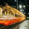 Gdańsk. Świąteczny tramwaj z orangutanicą na pokładzie Gdańsk. Świąteczny tramwaj z orangutanicą na pokładzie