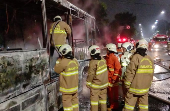 Dżakarta. Autobus BRT spłonął. Wycofano z ruchu 60 innych