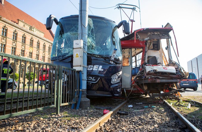 Poważny wypadek w Gdańsku. Zderzenie autokaru z tramwajem Poważny wypadek w Gdańsku. Zderzenie autokaru z tramwajem