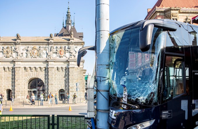 Poważny wypadek w Gdańsku. Zderzenie autokaru z tramwajem