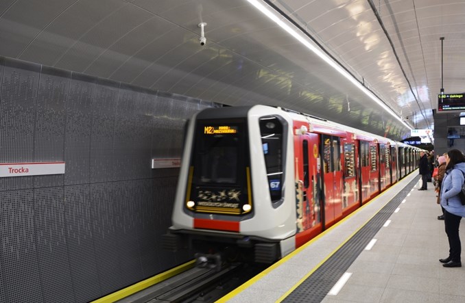 Świąteczny pociąg znów wyjechał na II linię metra. A na I linii ma być niespodzianka Świąteczny pociąg znów wyjechał na II linię metra. A na I linii ma być niespodzianka