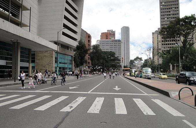 Bogota walczy z koronawirusem, wpuszczając rowery na jezdnie