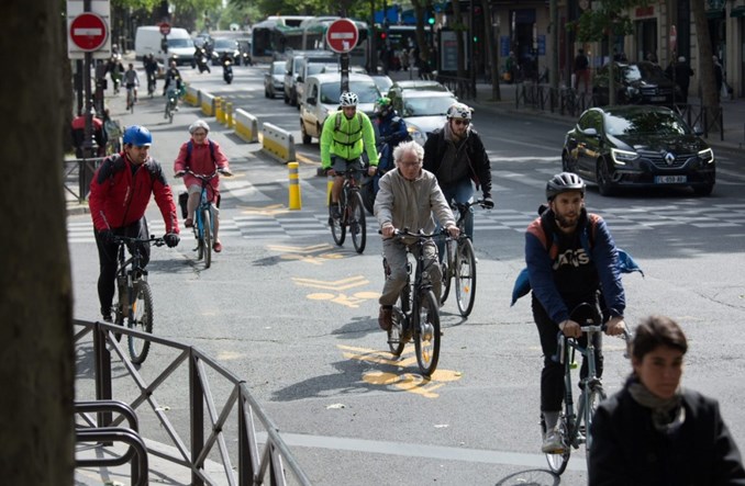 Paryski bulwar Saint-Michel opanowali cykliści Paryski bulwar Saint-Michel opanowali cykliści