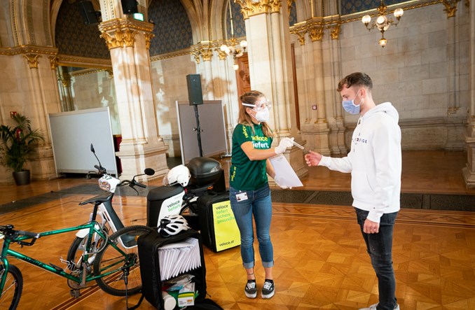 Wiedeńscy kurierzy rowerowi dowożą nowe testy na koronawirusa Wiedeńscy kurierzy rowerowi dowożą nowe testy na koronawirusa