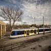 Pierwszy tramwaj dwusystemowy Stadlera dotarł na Węgry