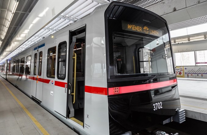 Pociągi metra X na jazdach próbnych w Wiedniu Pociągi metra X na jazdach próbnych w Wiedniu