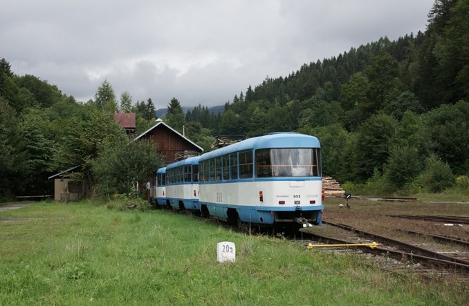Stare tramwaje T3 w czeskich Karkonoszach. Region przeciwny „wysypisku tramwajowemu”