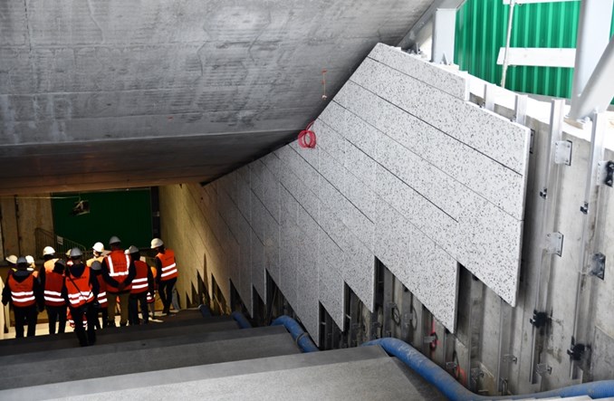 Metro na Bródno: Pierwsze ruchome chodniki i lastryko na ścianach (zdjęcia)