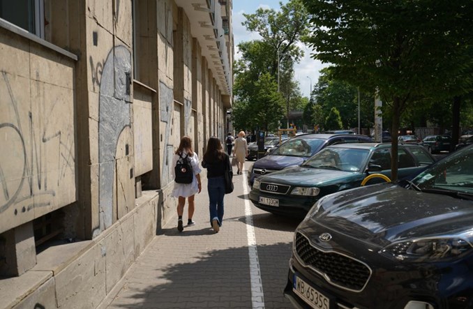Warszawa przenosi parkowanie na jezdnię na kolejnej ulicy