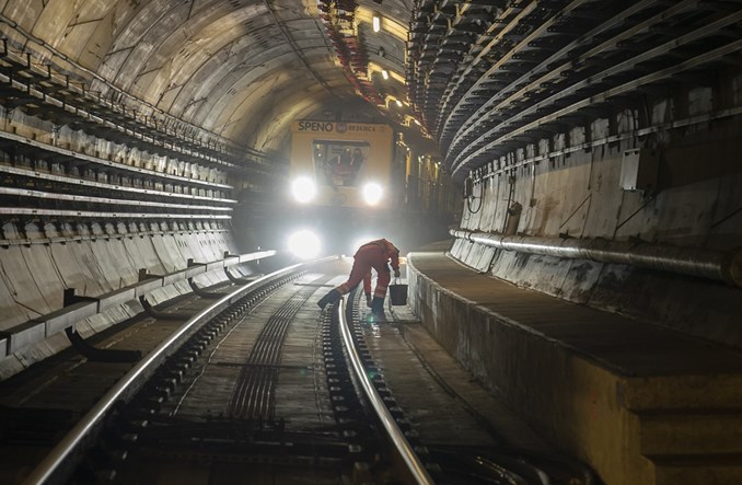 Trwa coroczne szlifowanie szyn w metrze (zdjęcia)