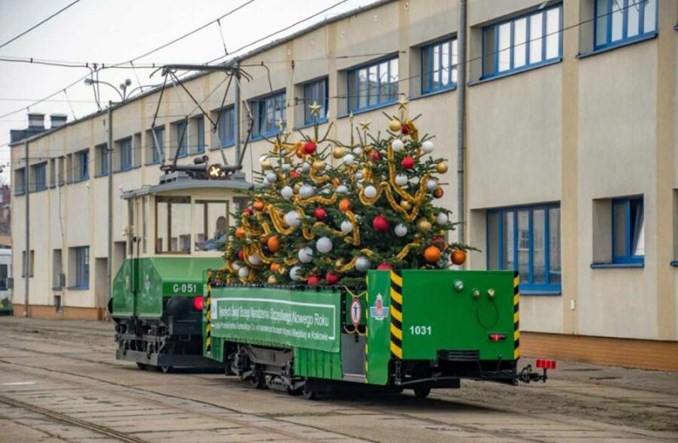 Historyczny wagon transportowy MPK Kraków wyjeżdża na tory