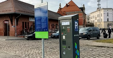 Aplikacja mPay umożliwia opłacanie parkowania przy dworcach PKP 