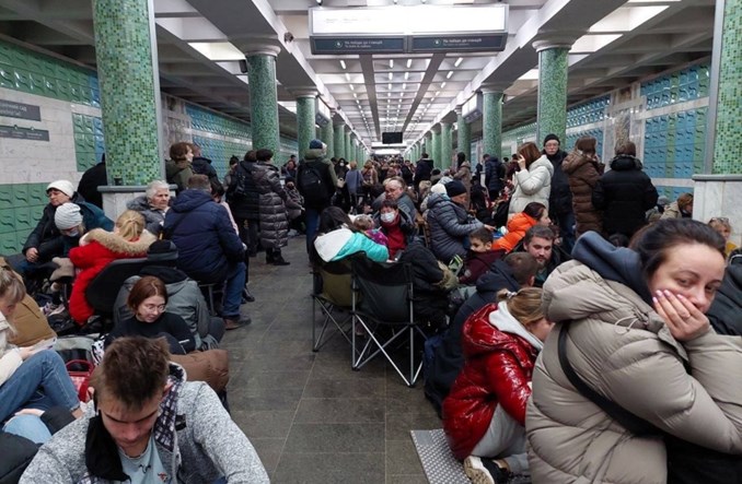 Metro w Charkowie jako schron. W Kijowie pociągi częściowo jeżdżą Metro w Charkowie jako schron. W Kijowie pociągi częściowo jeżdżą