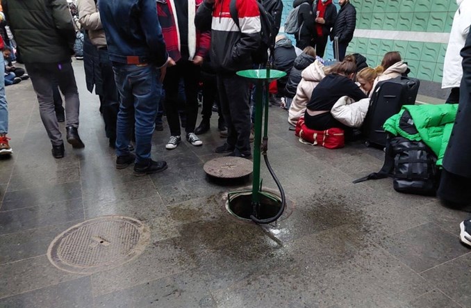 Metro w Charkowie jako schron. W Kijowie pociągi częściowo jeżdżą Metro w Charkowie jako schron. W Kijowie pociągi częściowo jeżdżą