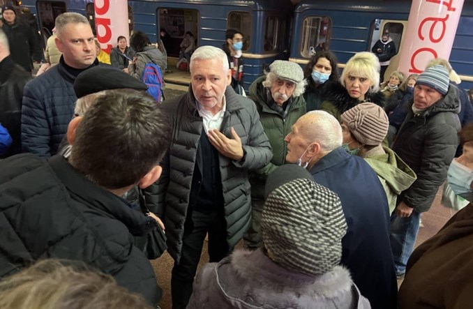 Metro w Charkowie jako schron. W Kijowie pociągi częściowo jeżdżą Metro w Charkowie jako schron. W Kijowie pociągi częściowo jeżdżą