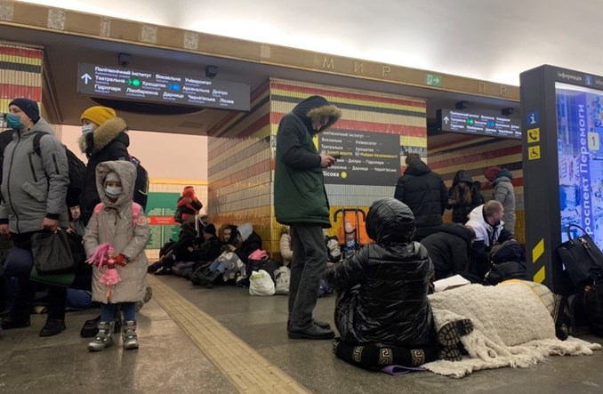 Ukraina: Mieszkańcy znajdują schronienie w metrze - Transport Publiczny