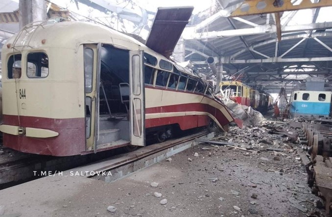Uszkodzona zajezdnia tramwajowa w Charkowie Uszkodzona zajezdnia tramwajowa w Charkowie