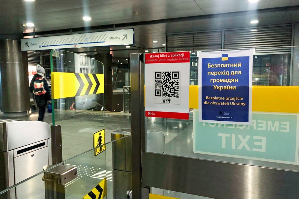Warszawa: Łatwiej do metra. Jedna z bramek otwarta