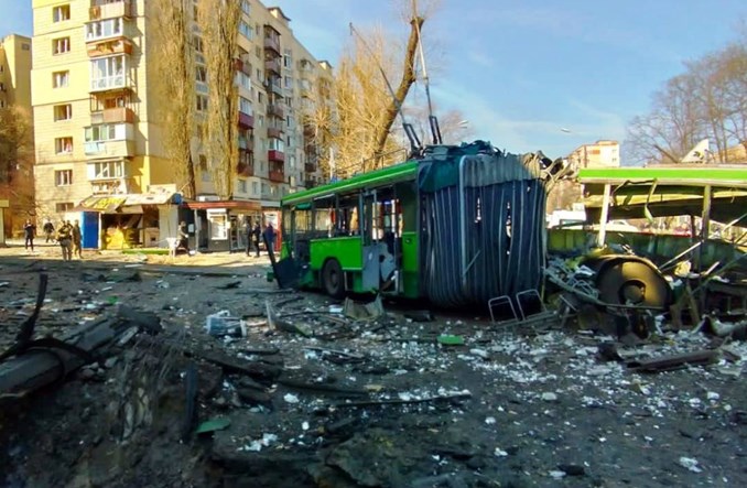Kijów: Wejście do metra uszkodzone podczas ostrzału Kijów: Wejście do metra uszkodzone podczas ostrzału
