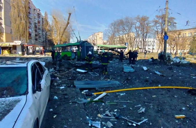 Kijów: Wejście do metra uszkodzone podczas ostrzału Kijów: Wejście do metra uszkodzone podczas ostrzału