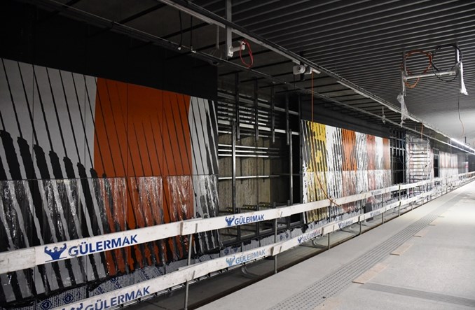 Metro na Bródno: Lastryko, żyletki i barwne grafiki Młodożeńca