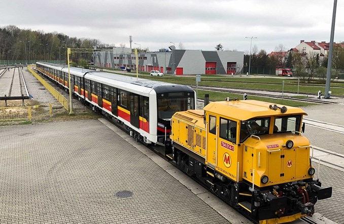 Pierwszy skład metra Škoda Varsovia dotarł do Warszawy