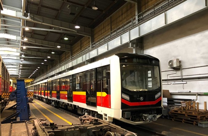 Pierwszy skład metra Škoda Varsovia dotarł do Warszawy