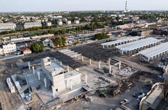 Stoi stalowa konstrukcja dachu lubelskiego dworca metropolitalnego